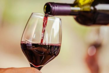 Study Challenges Red Wine’s Health Benefits While Linking White Wine to Higher Cancer Risk