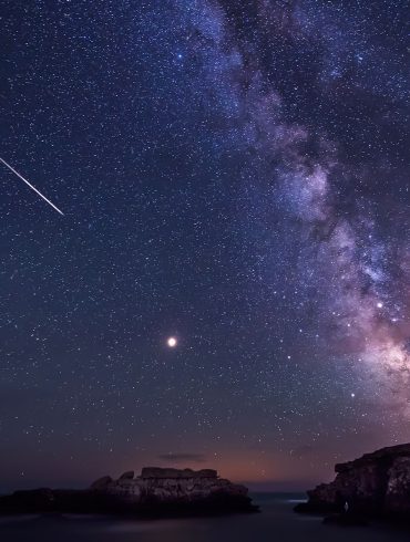 Watch the 2025 Lyrid Meteor Shower Light Up the Night as Earth Crosses an Ancient Dust Trail