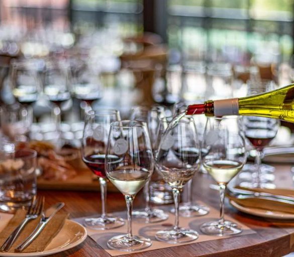 How to Taste Wine Like a Sommelier?