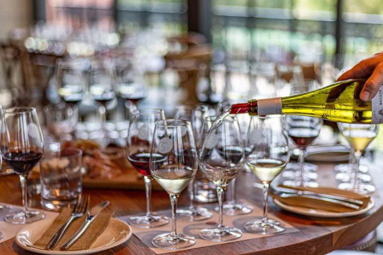 How to Taste Wine Like a Sommelier?