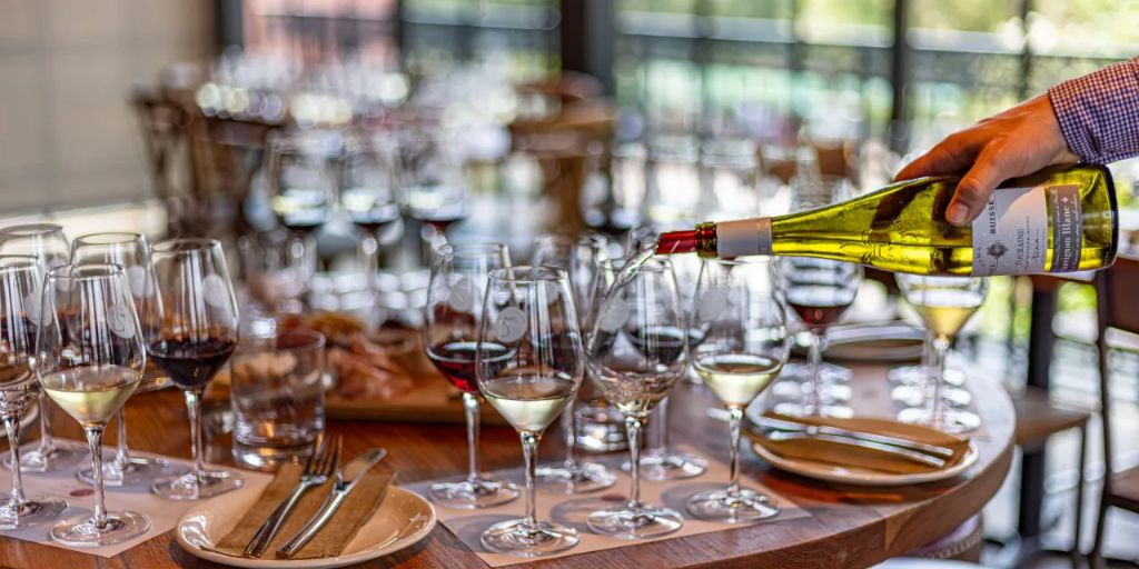 How to Taste Wine Like a Sommelier?